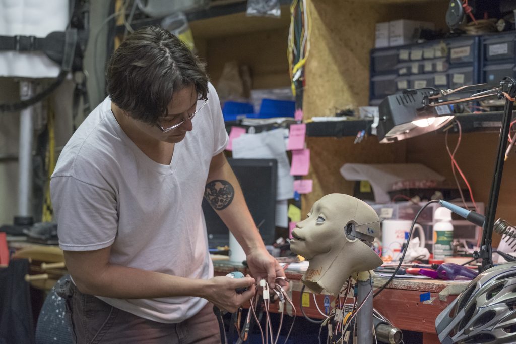 Animatronic creature mechanics and 4 proven rules that bring terrifying cinema beasts to life showing animatronic creature mechanics
