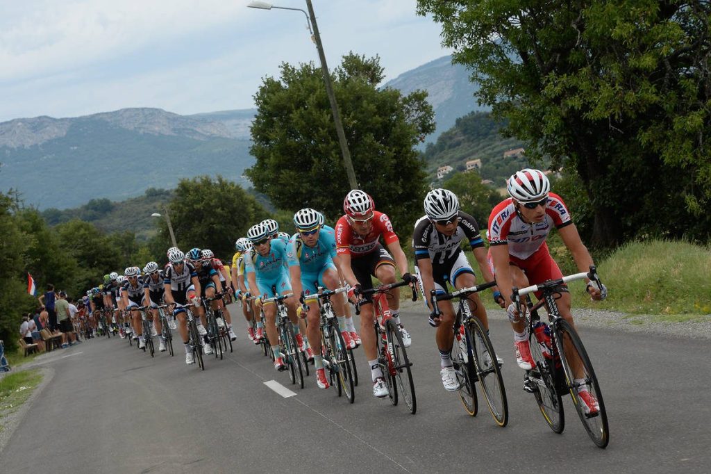 Cycling drafting mechanics and 4 proven rules to master aerodynamic speed showing cycling drafting mechanics
