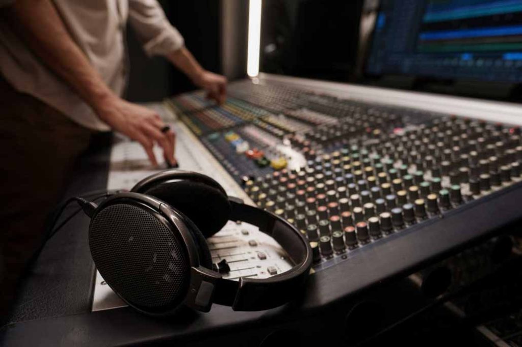 Diegetic Sound Design Mechanics and 4 Proven Rules That Create Unforgettable Cinematic Tension showing diegetic sound design mechanics