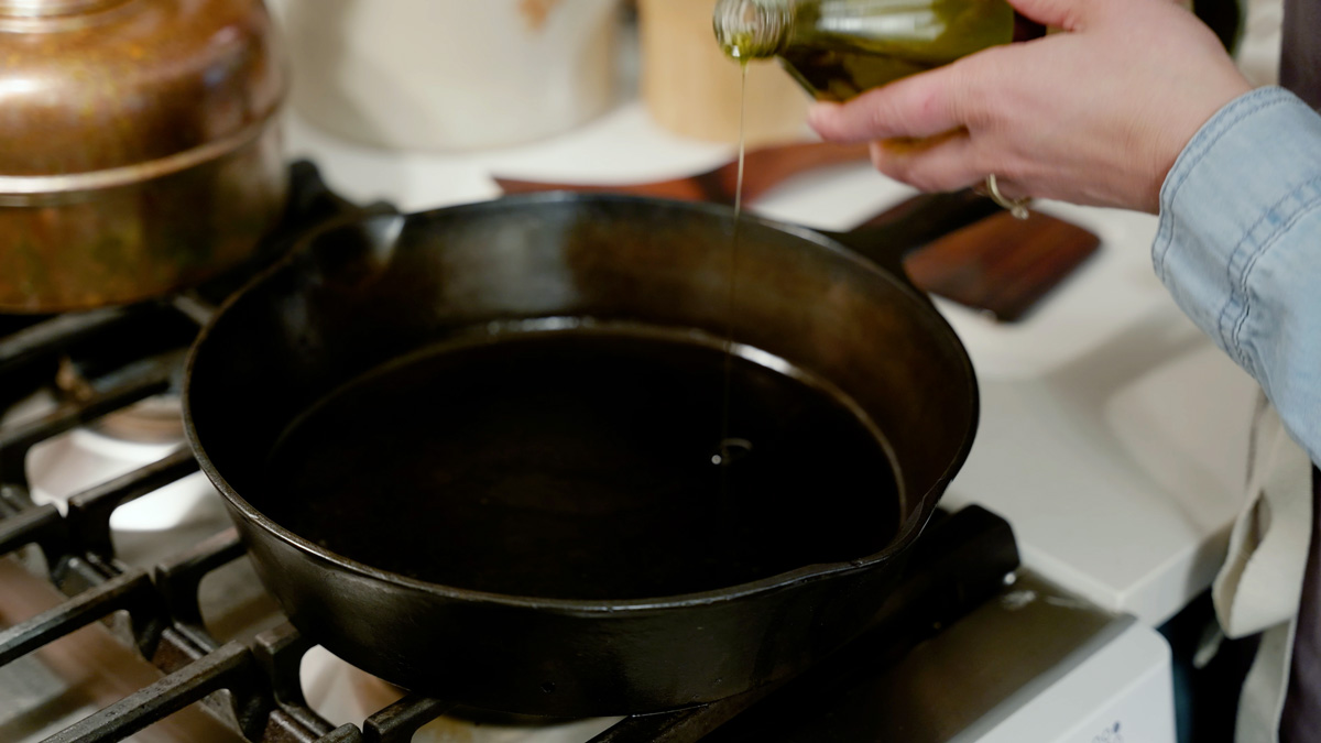 Detailed breakdown illustrating why cast iron seasoning mechanics matters