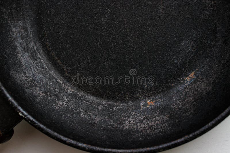 Detailed breakdown illustrating why cast iron seasoning mechanics matters